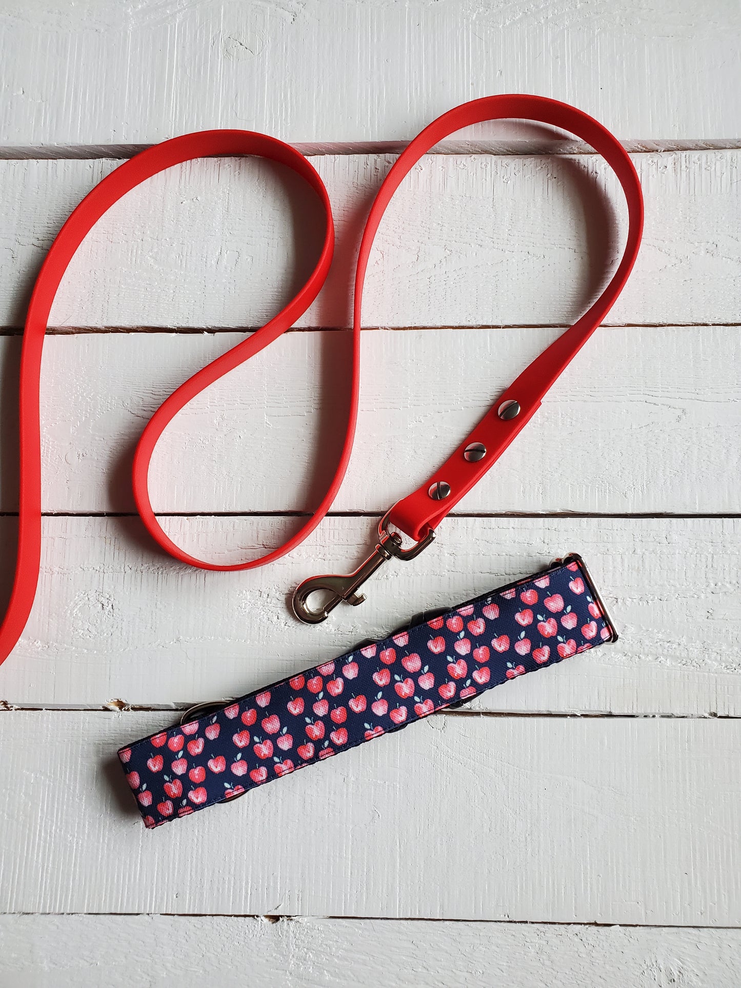 Red Apples dog collar